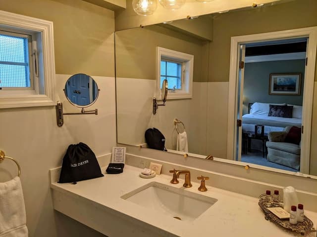 Premium Room, 1 King Bed, Non Smoking, Private Bathroom