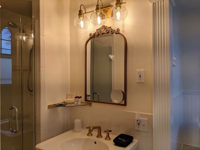 Premium Suite, 1 King Bed, Bathtub, Pool View