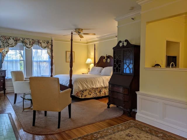 Premium Suite, 1 King Bed, Bathtub, Pool View
