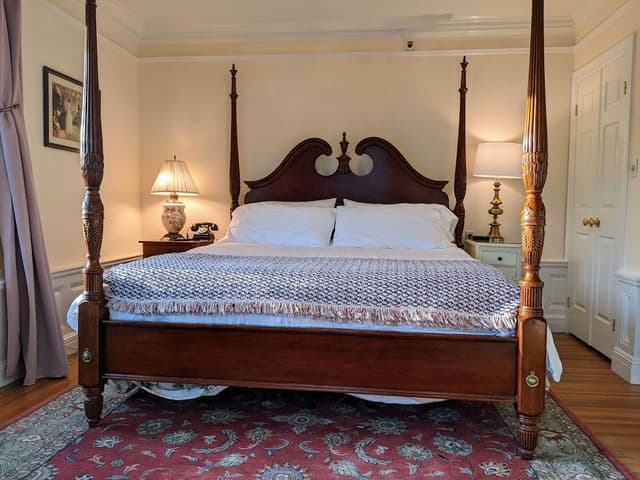 Premium Suite, 1 King Bed, Bathtub, Pool View