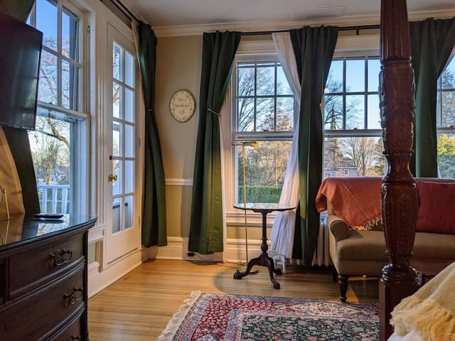 Premium Room, 1 Queen Bed, Fireplace, Pool View