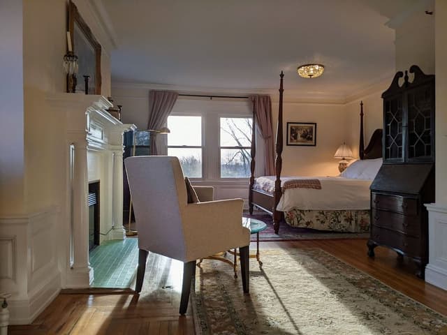 Premium Suite, 1 King Bed, Bathtub, Pool View