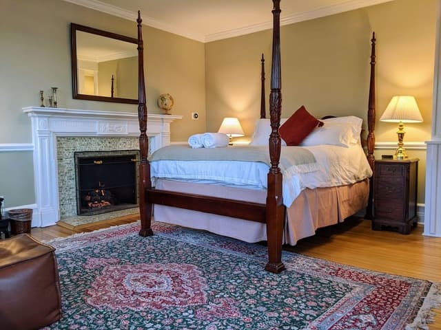 Premium Room, 1 Queen Bed, Fireplace, Pool View
