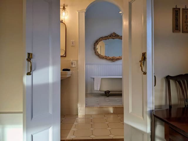 Premium Suite, 1 King Bed, Bathtub, Pool View