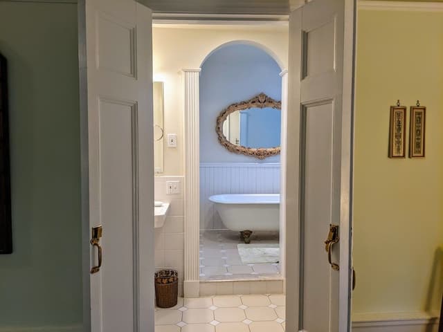 Premium Suite, 1 King Bed, Bathtub, Pool View