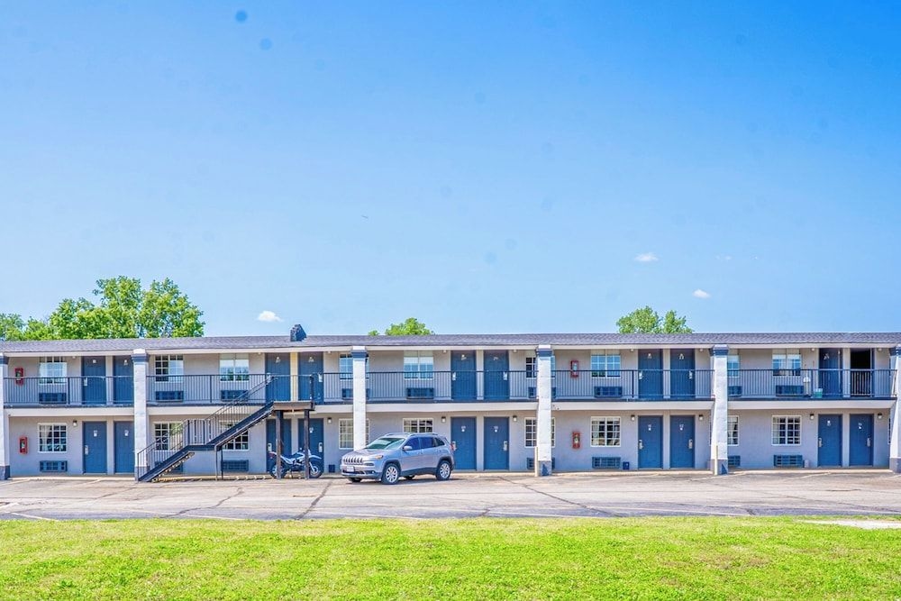 Deluxe Inn and Suites Miami3