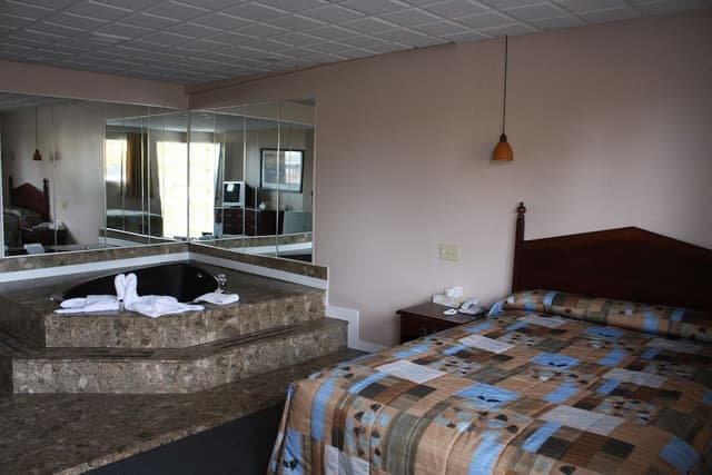 Suite, 1 King Bed, Jetted Tub