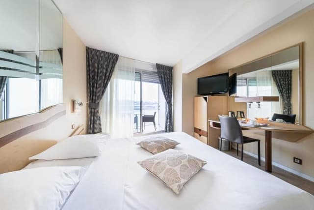 Comfort Room, 1 Queen Bed, Non Smoking, Balcony