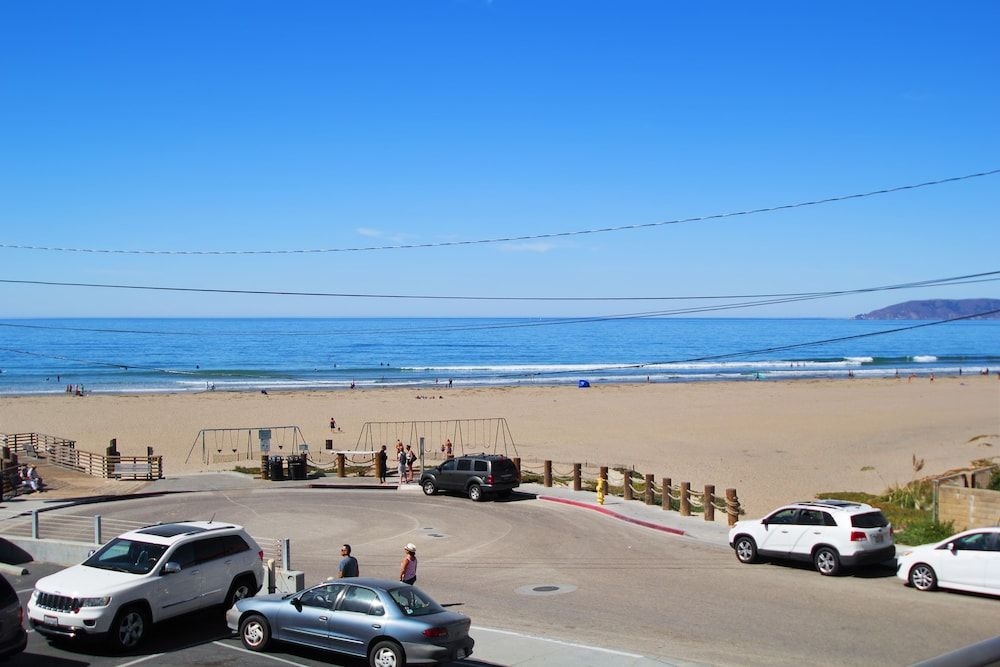 Beach House Inn & Suites3