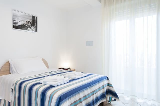 Studio, 1 French double bed (140cm x 200cm)