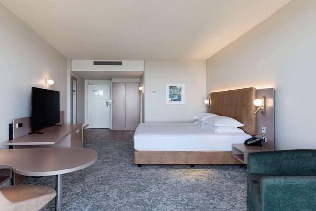KING DELUXE ROOM WITH HARBOUR VIEW