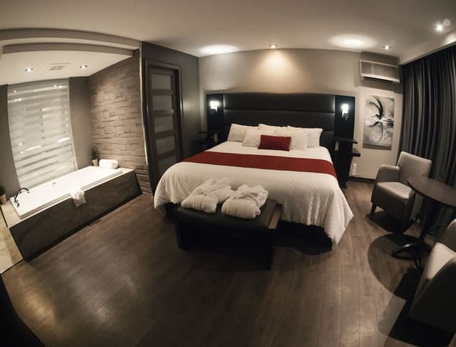 Signature Room, 1 King Bed, Non Smoking, Jetted Tub