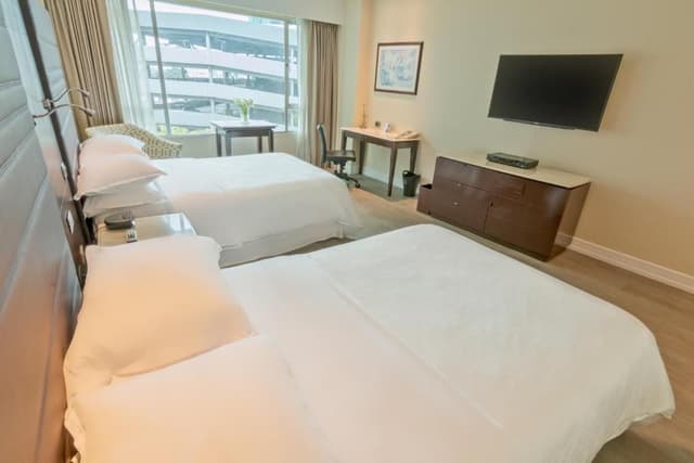 Club level Guest Room 2 Queen City View