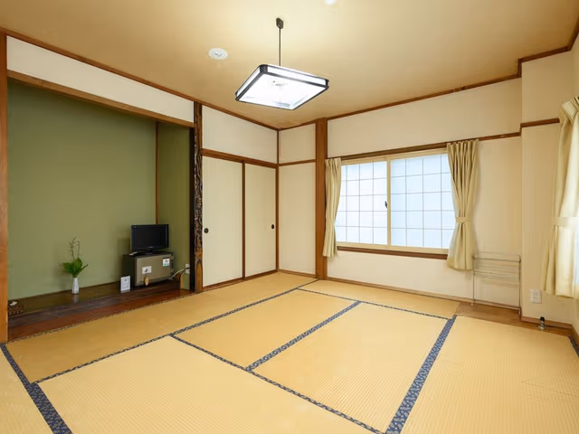 Japanese Room with Shared Washroom - Quadruple (Non-Smoking)
