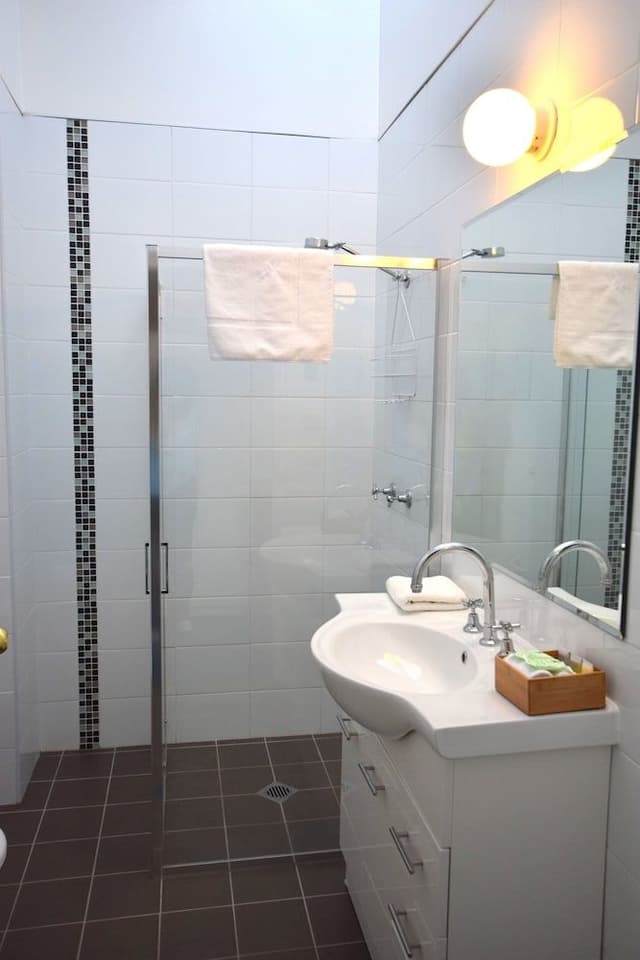 Deluxe Upper Level Lake View (5 People)
