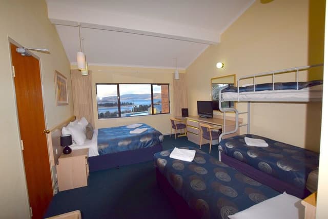 Deluxe Upper Level Lake View (5 People)