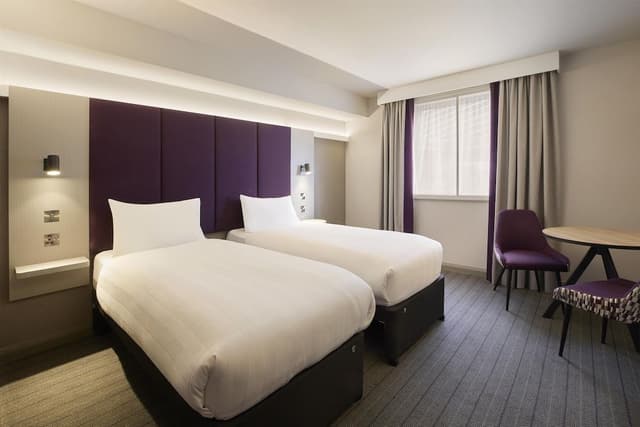 Standard Twin Room, Roll-in Shower