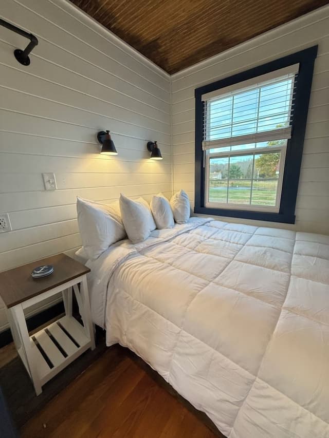 Luxury Studio, Multiple Beds, Fireplace, Lake View