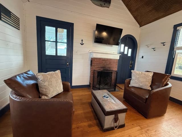 Luxury Studio, Multiple Beds, Fireplace, Lake View