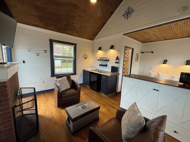 Luxury Studio, Multiple Beds, Fireplace, Lake View