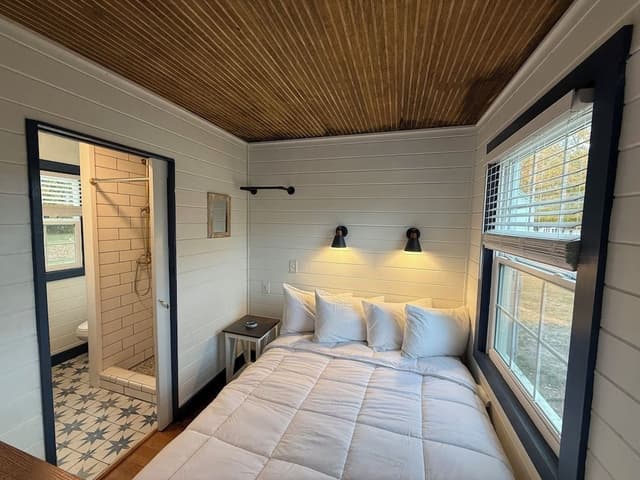 Luxury Studio, Multiple Beds, Fireplace, Lake View