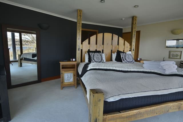 Lake Frontage 5 Bedroom Home, Very Spacious