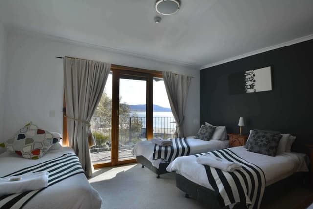 Lake Frontage 5 Bedroom Home, Very Spacious
