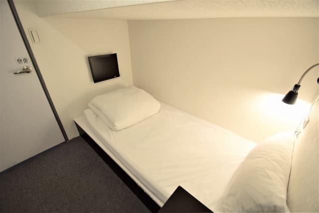 Single Room, Shared Bathroom (Lower Bed)
