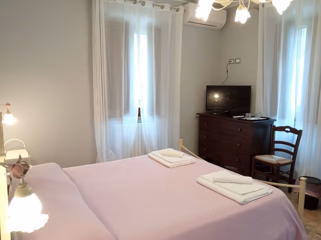 Deluxe Room, 1 Queen Bed, Ensuite, Garden View