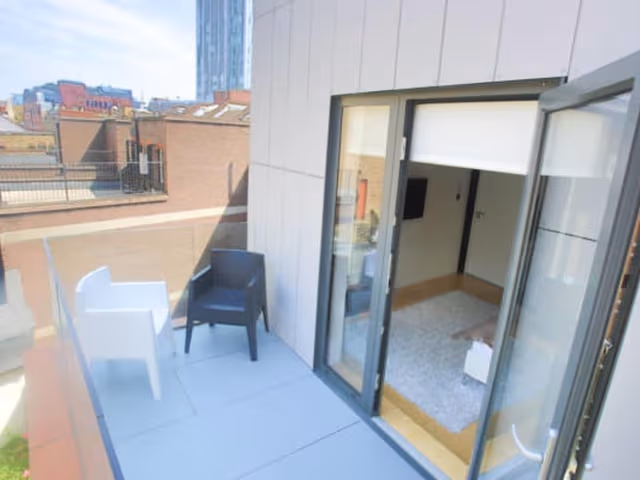 Deluxe Studio, Private Bathroom (Wren's Studio)