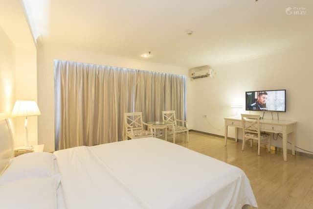 Deluxe King Bed