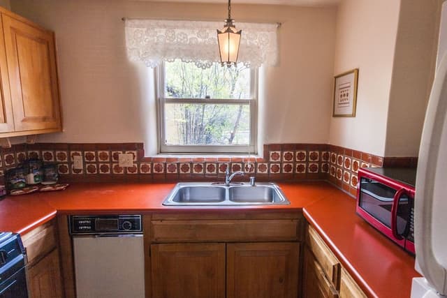 Queen Kitchenette