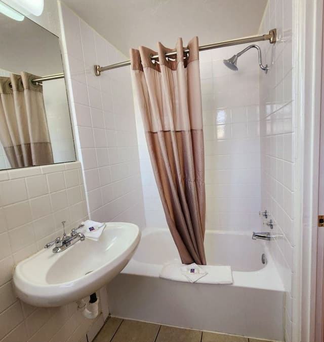 Deluxe Room, 1 Queen Bed, Non Smoking, Refrigerator & Microwave