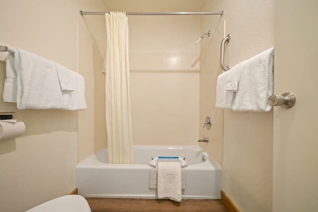 1 King Bed w/ Balcony (No View) (Upstairs)