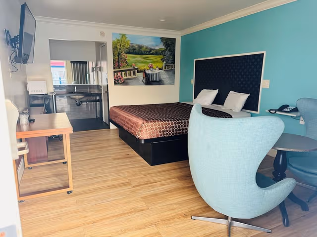 Standard Single Room, 1 King Bed, Smoking