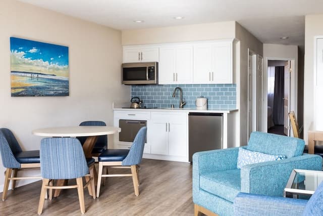 Signature Suite, 1 Queen Bed with Sofa bed, Partial Ocean View (Suite-Partial Ocean View)