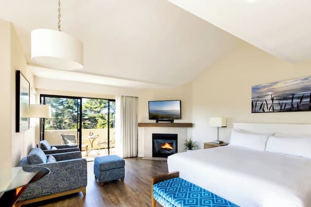 Standard Room, 1 King Bed, Garden View (Studio-Garden View)