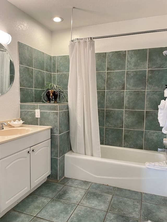 Luxury Cottage, 1 Bedroom, Hot Tub, Bay View (Rainforest Room)