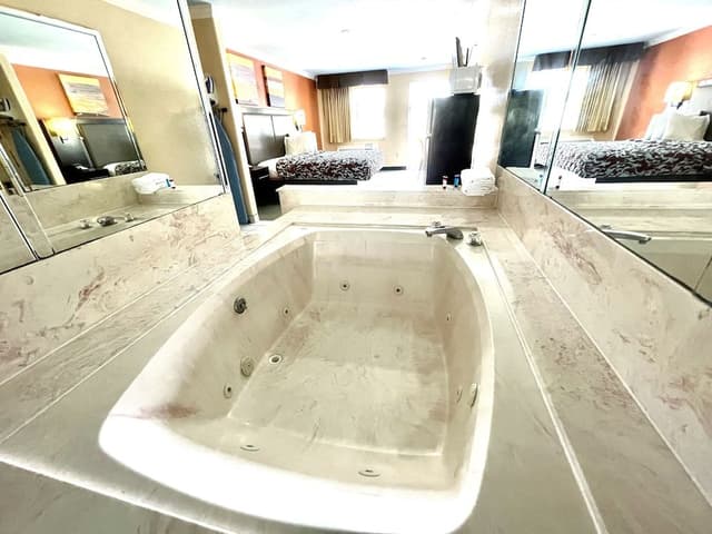 Standard Suite, 1 King Bed, Non Smoking, Jetted Tub