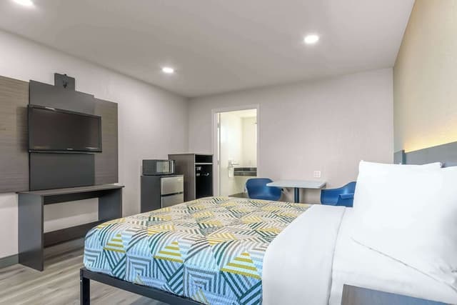 Standard Room, 1 Queen Bed, Accessible, Non Smoking