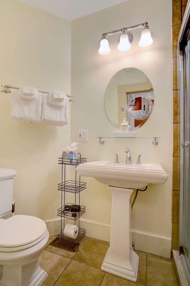 Cotton Exchange, Luxury Room, 1 King Bed, Jetted Tub, Garden View