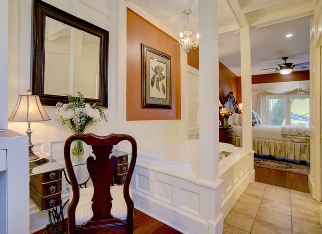 Cotton Exchange, Luxury Room, 1 King Bed, Jetted Tub, Garden View