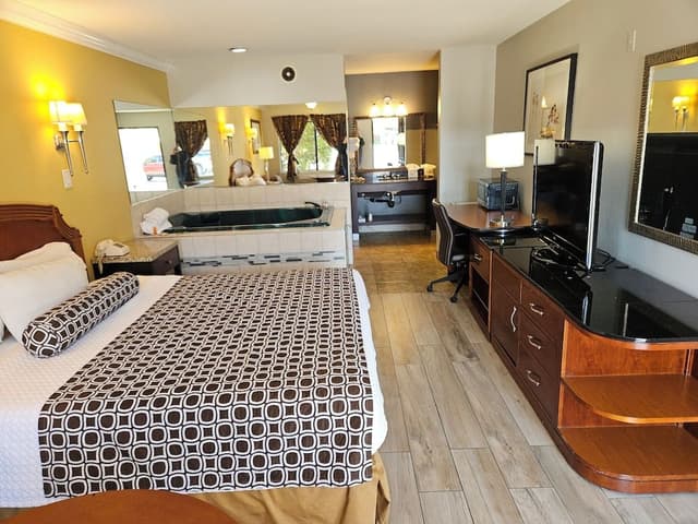 Standard Room, 1 King Bed, Jetted Tub
