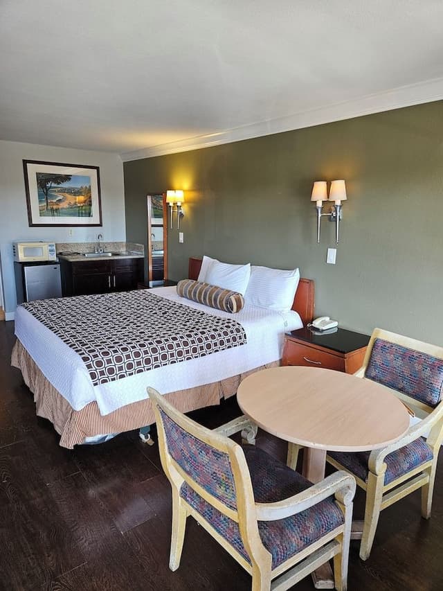 Standard Room, 1 King Bed