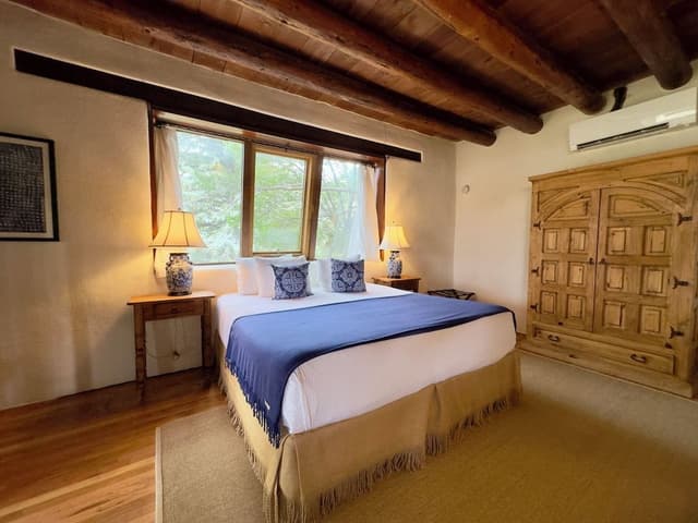 Deluxe King Suite (Pet Friendly)