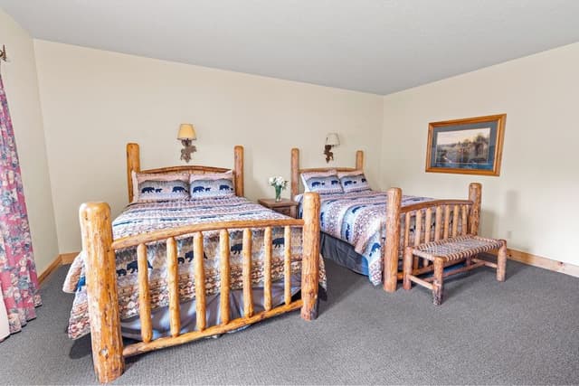 Standard Queen Room (4 guests max)