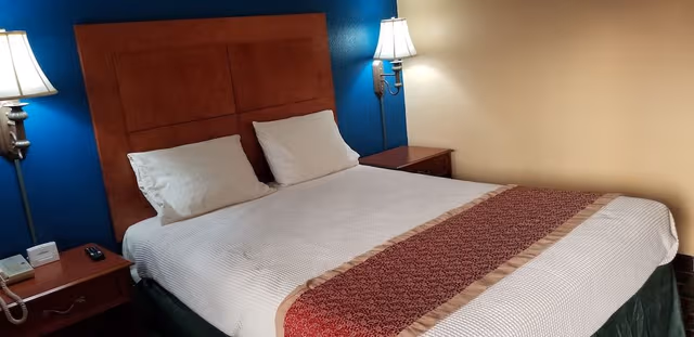Standard Single Room, 1 Queen Bed, Smoking