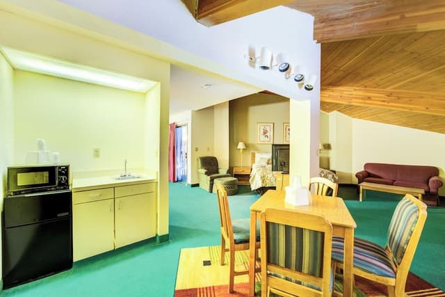 Room, 1 King Bed, Non Smoking, Jetted Tub