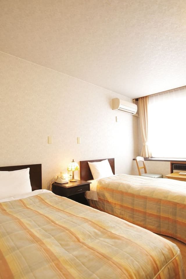 Western Twin Room with Private Bathroom