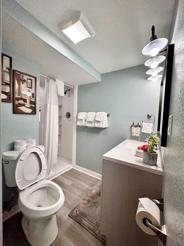 2 Queen Beds, Family Basement Apartment